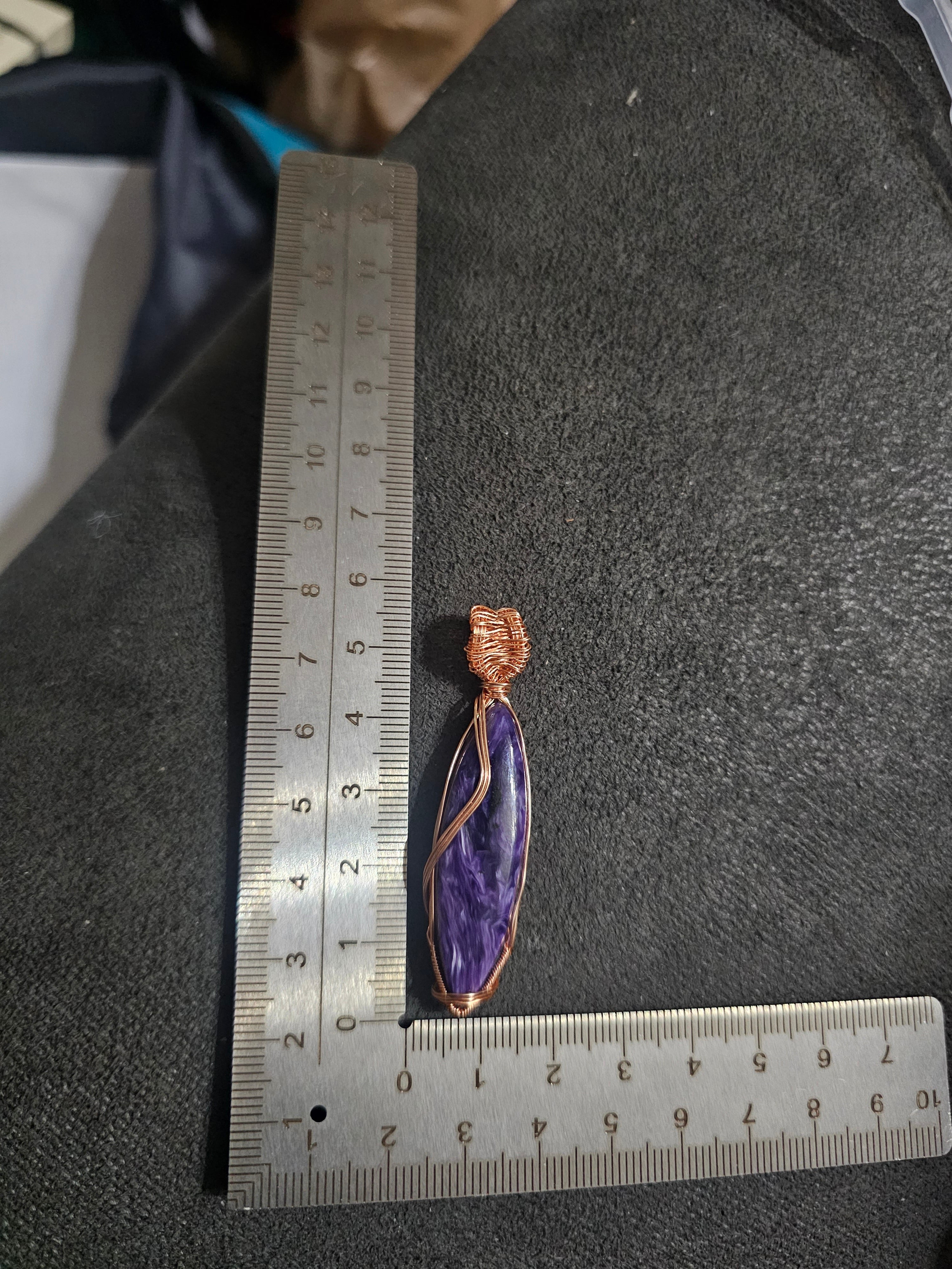 Narrow Charoite wrapped in gold, approx 5.5cm x cm (5.5cm x 1cm) (25)